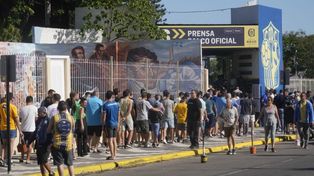 Los canallas, en la cola para ingresar a votar en las 69 mesas habilitadas.
