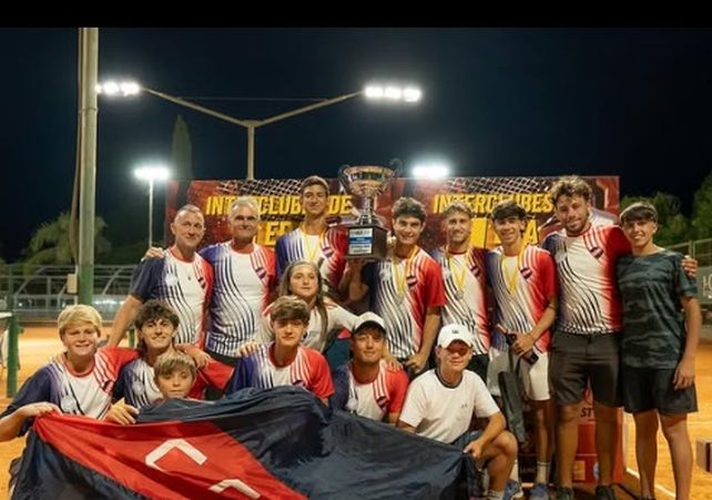 La alegría del equipo Ceca Tenis