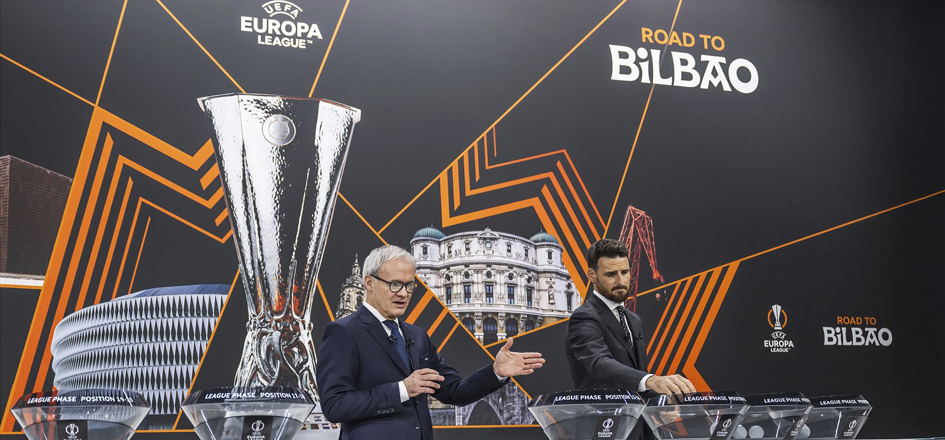 El secretario general adjunto de la UEFA, Giorgio Marchetti, y el exjugador de España y embajador de la UEFA Europa League, Aritz Aduriz, hablan durante el sorteo de los playoffs de la fase eliminatoria de la UEFA Europa League, en la sede de la UEFA en Nyon, Suiza, el viernes 31 de enero de 2025. (Martial Trezzini/Keystone vía AP) El secretario general adjunto de la UEFA, Giorgio Marchetti, y el exjugador de España y embajador de la UEFA Europa League, Aritz Aduriz, hablan durante el sorteo de los playoffs de la fase eliminatoria de la UEFA Europa League, en la sede de la UEFA en Nyon, Suiza, el viernes 31 de enero de 2025. (Martial Trezzini/Keystone vía AP)