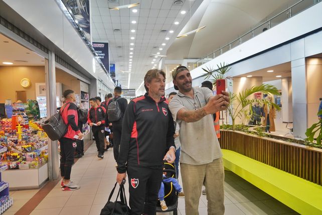 Newells salió en vuelo chárter y viaja rumbo a Santa Cruz de la Sierra