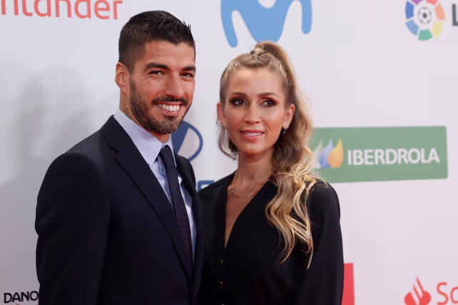 El futbolista Luis Suárez y su esposa Sofía Balbi.