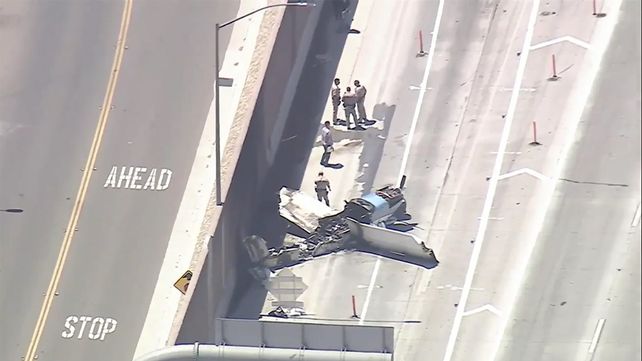La avioneta realizó un aterrizaje de forma improvisada en una carretera de California, Estados Unidos.