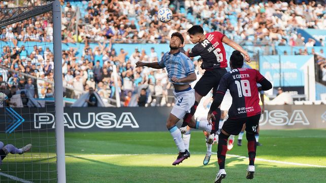 El cabezazo de Salcedo se estrello contra el travesaño.