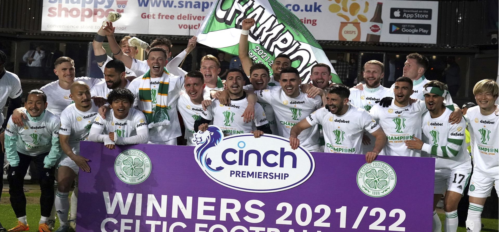 Jugadores del Celtic celebran después de ganar el título de la Premiership escocesa después del partido de fútbol de la SPL contra el Dundee United en Tannadice Park, Dundee, Escocia, el miércoles 11 de mayo de 2022.