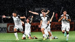 La tanda de penales es historia y Gimnasia de Mendoza se consagra. Corre a celebrar de cara a los hinchas, el ex delantero de Newells, Luciano Cingolani.