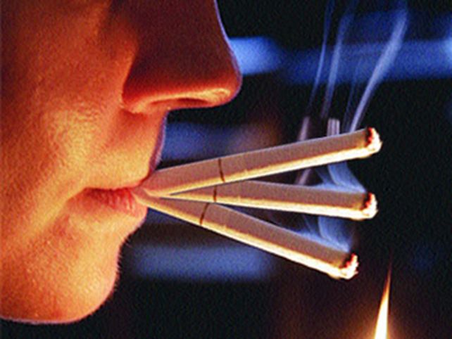Un profesor castiga a un alumno a fumarse 42 cigarrillos en 2 horas