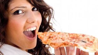 Dime cómo comes tu porción de pizza y te diré qué tipo de persona eres