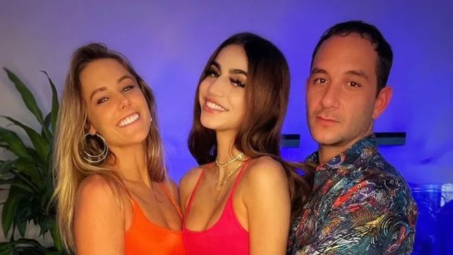Jess (la rubia) y Stephen compartieron una noche de pasión. La joven invitada ahora está embarazada.&nbsp; 