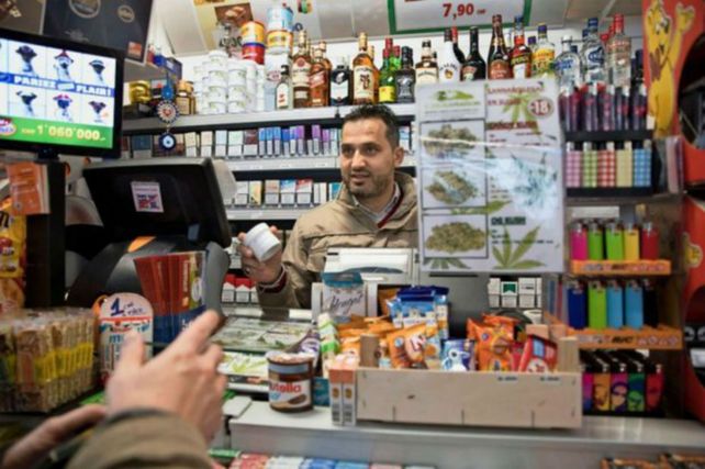 Venta libre. El comerciante ofrece cannabis como un producto más.