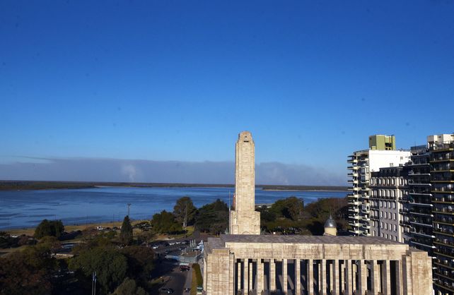 El monumento asemeja a una barca que navega hacia el Paraná.