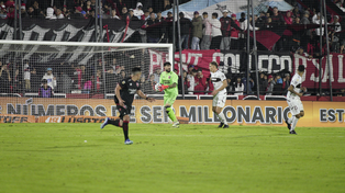 Aprovechó la oportunidad. Lucas Hoyos se mostró seguro bajo los tres palos de la Lepra.