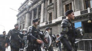 &nbsp;Organizaciones sociales, de cultura, estudiantes, asambleas barriales y la izquierda se movilizan al Congreso donde hay un fuerte operativo de seguridad.