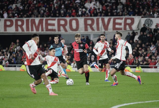 Newells, con protagonismo y enjundia, se llevó un gran punto de su visita a River