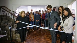 La ministra de Salud provincial, Sonia Martorano, y el titular de la Caja Forense, George Hotham, inauguran los nuevos consultorios de la entidad.