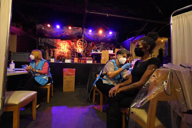 Estímulo. En Nueva Orleans los concurrentes a ciertos bares reciben un trago libre al colocarse la vacuna.