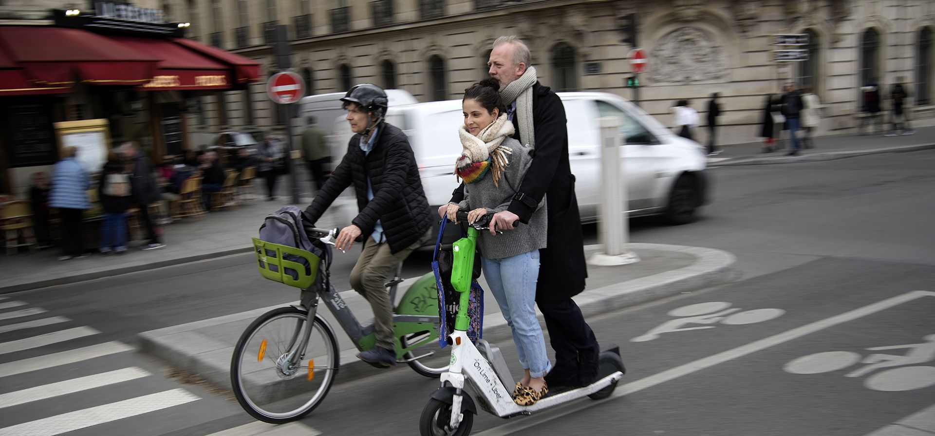 Turistas andan en scooter en París, el viernes 31 de marzo de 2023. Pasar románticamente de dos en uno, con el viento en el cabello, pasando por la Torre Eiffel y otros lugares emblemáticos pronto podría convertirse en una cosa del pasado si los parisinos votan el domingo para acabar con las 15.000 micromáquinas, divisorias de opinión. (Foto AP/Christophe Ena)