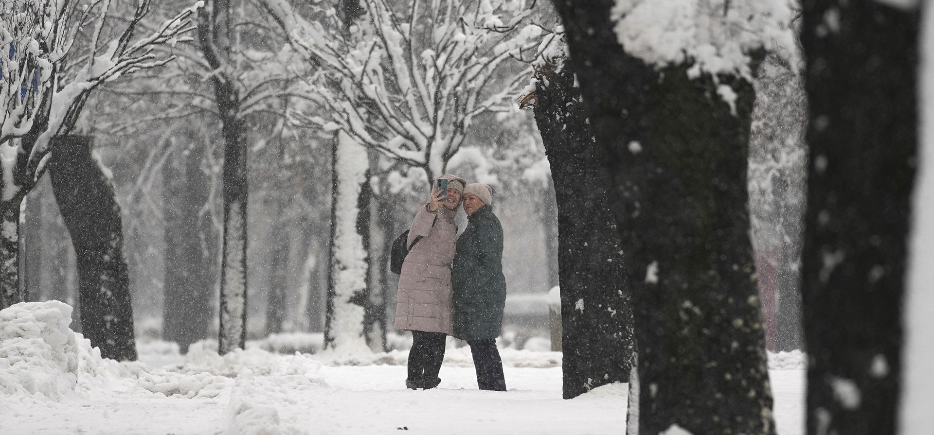Dos mujeres se toman una selfie en un parque cubierto de nieve durante una nevada, en Belgrado, Serbia, el martes 24 de diciembre de 2024. (Foto AP/Darko Vojinovic) Dos mujeres se toman una selfie en un parque cubierto de nieve durante una nevada, en Belgrado, Serbia, el martes 24 de diciembre de 2024. (Foto AP/Darko Vojinovic)