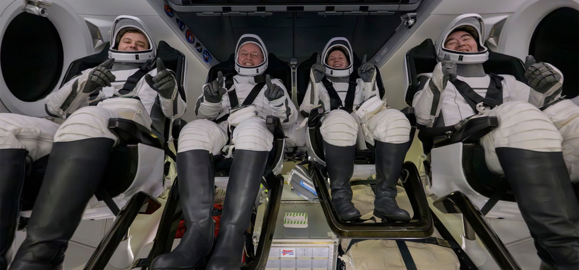 De izquierda a derecha: el cosmonauta de Roscosmos Oleg Platonov, los astronautas de la NASA Mike Fincke y Zena Cardman, y la astronauta de la JAXA (Agencia de Exploración Aeroespacial de Japón), Kimiya Yui, dentro de la nave espacial SpaceX Dragon Endeavour, poco después de aterrizar en el océano Pacífico frente a la costa de California, Long Beach, EE. UU. Fotografía: NASA/Bill Ingalls/EPA De izquierda a derecha: el cosmonauta de Roscosmos Oleg Platonov, los astronautas de la NASA Mike Fincke y Zena Cardman, y la astronauta de la JAXA (Agencia de Exploración Aeroespacial de Japón), Kimiya Yui, dentro de la nave espacial SpaceX Dragon Endeavour, poco después de aterrizar en el océano Pacífico frente a la costa de California, Long Beach, EE. UU. Fotografía: NASA/Bill Ingalls/EPA