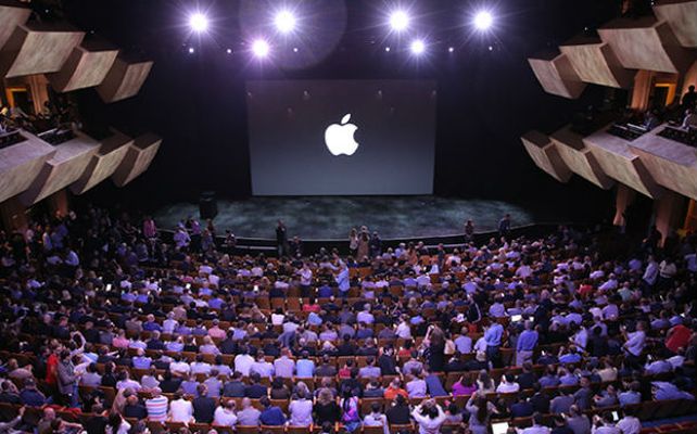 El auditorio atiborrado de gente a la espera del gran anuncio.