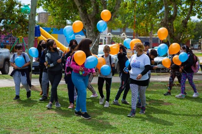 La jornada se cerró con una suelta de globos junto a los vecinos timbúenses.
