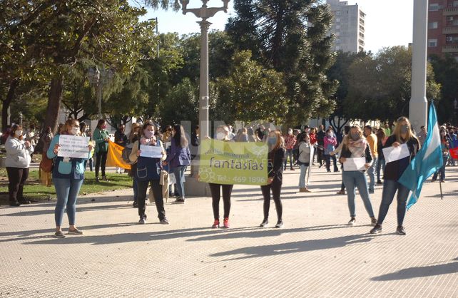 Titulares de gimnasios y de jardines maternales se manifestaron frente a Casa de Gobierno