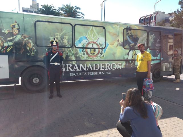 Granaderos instalaron museo móvil en plaza 1° de Mayo para revalorizar la historia