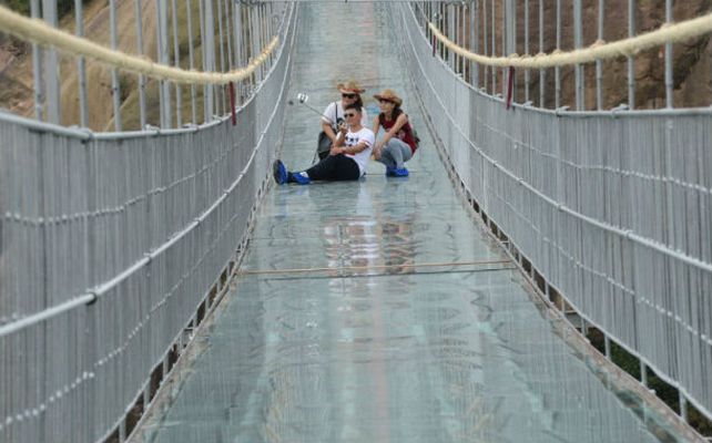 El puente de cristal fue construido en acero