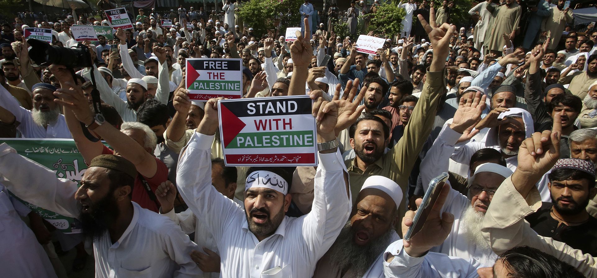 Partidarios de un grupo religioso corean consignas contra los ataques aéreos israelíes en Gaza en una manifestación para mostrar solidaridad con el pueblo palestino, en Peshawar, Pakistán, el jueves 12 de octubre de 2023. (Foto AP/Muhammad Sajjad) Partidarios de un grupo religioso corean consignas contra los ataques aéreos israelíes en Gaza en una manifestación para mostrar solidaridad con el pueblo palestino, en Peshawar, Pakistán, el jueves 12 de octubre de 2023. (Foto AP/Muhammad Sajjad)