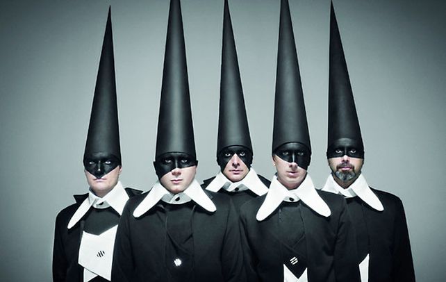 cabezas puntudas. Los sombreros cónicos y altísimos son un signo de los nuevos tiempos de la banda del Gran Buenos Aires y también el emblema de “Pong!”