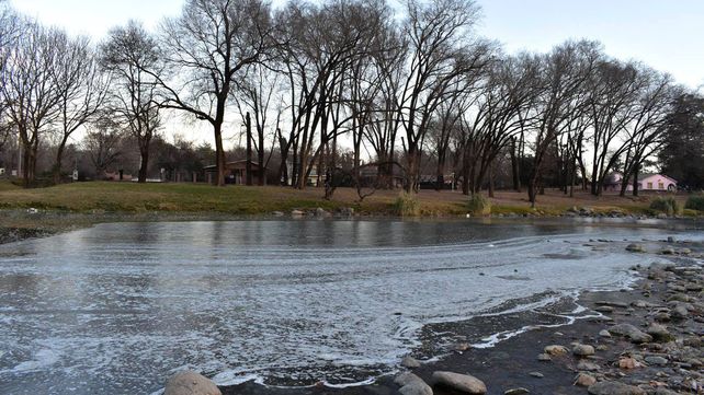 Las bajas temperaturas congelaron el río de Santa Rosa de Calamuchita