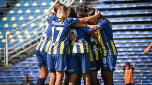 Las chicas de Central celebran un triunfo necesario en el Gigante ante Excursionistas, para mantener viva la esperanza de seguir en primera.