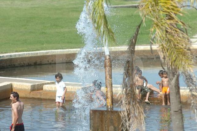 Continúa la ola de calor: llegó Papá Noel, pero no trajo alivio para los santafesinos