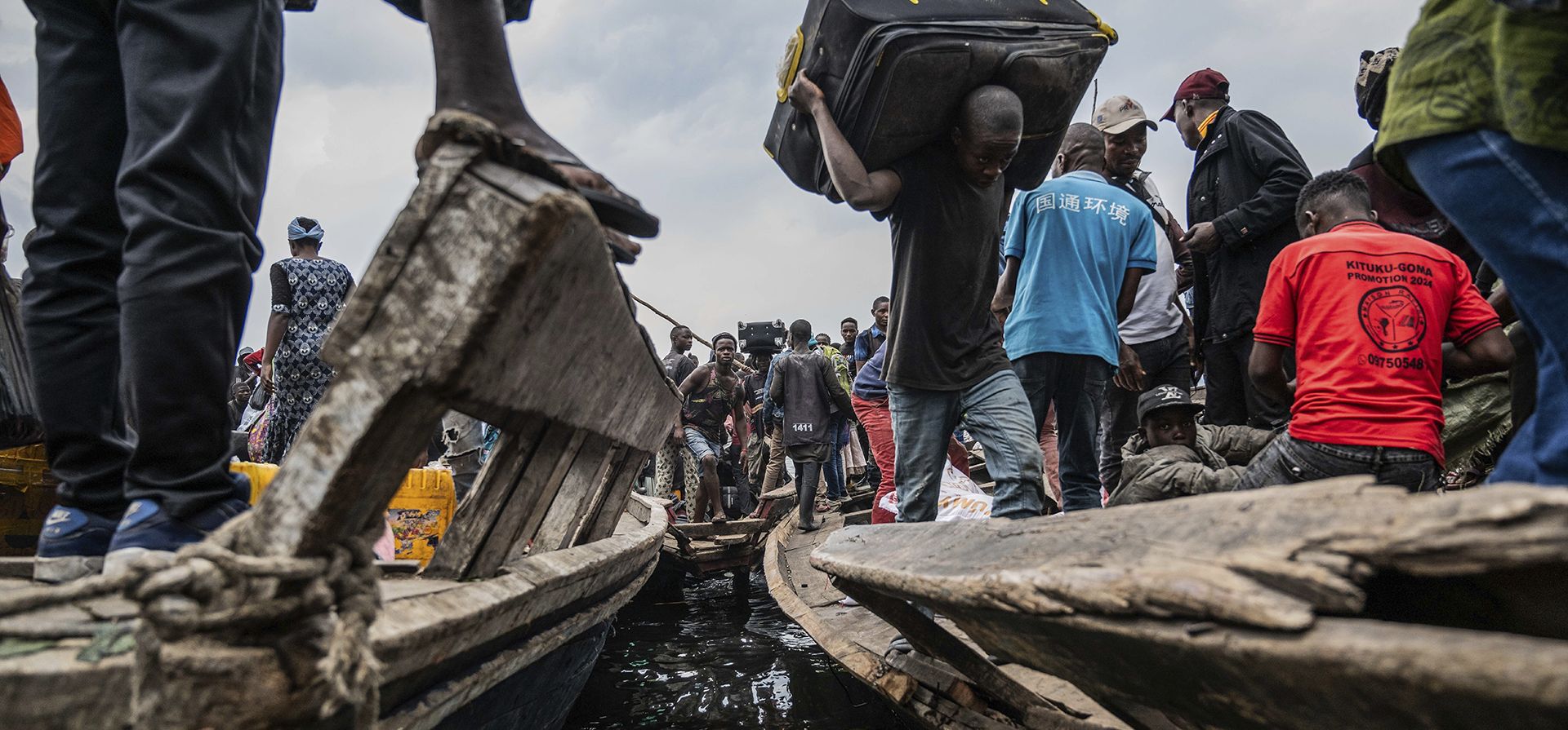 Personas que huyen de los avances de los rebeldes M-23 llegan en barco a Goma, República Democrática del Congo, el miércoles 22 de enero de 2025. (Foto AP/Moses Sawasawa) Personas que huyen de los avances de los rebeldes M-23 llegan en barco a Goma, República Democrática del Congo, el miércoles 22 de enero de 2025. (Foto AP/Moses Sawasawa)