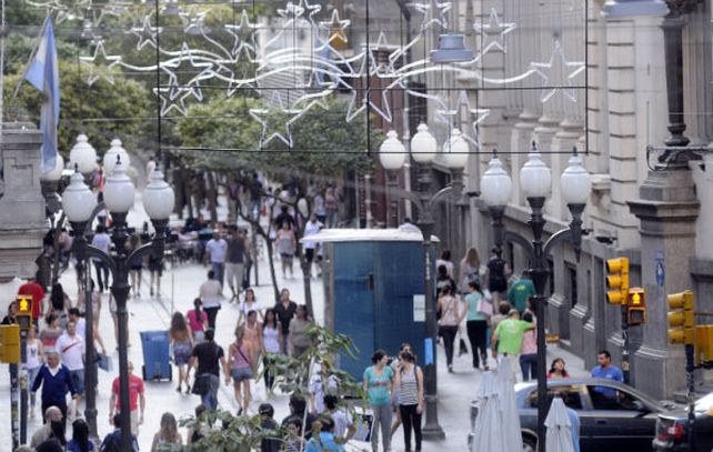 La peatonal Córdoba es una postal rosarina clásica. Con vaivenes económicos y siempre reiventándose