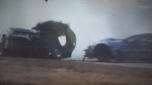Impacto lateral de Gastón Mazzacane a Augusto Carinelli, tras entrar en trompo en El Calafate. La actividad del Turismo Carretera se interrumpió.