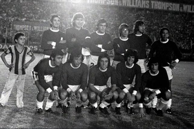 El combinado de Rosario que en abril de 1974 bailó a la selección argentina en Newells. Esa noche jugó el Trinche.