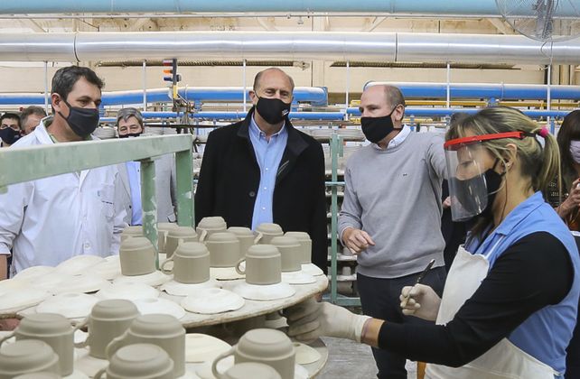 El gobernador recorrió la fábrica ubicada en Capitán Bermúdez.