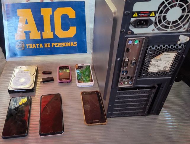 Parte del material incautado por la policía en los allanamientos hechos en Rosario.