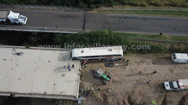 Fuertes imágenes del colectivo que se incrustó en un puente en construcción sobre la ruta 18