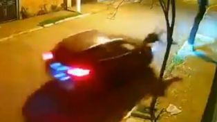 Video: el hijo de Bolsonaro festejó como un gol como un auto atropella a un asaltante