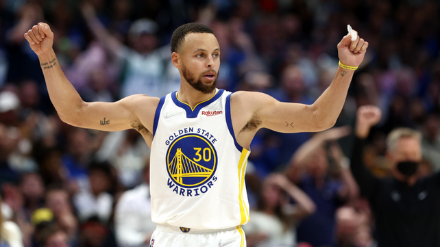 Golden State venció a Dallas como visitante y está a un triunfo de la final de la NBA