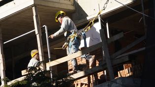 Es lo que se gastan en una cena: polémica por la propuesta de salario mínimo