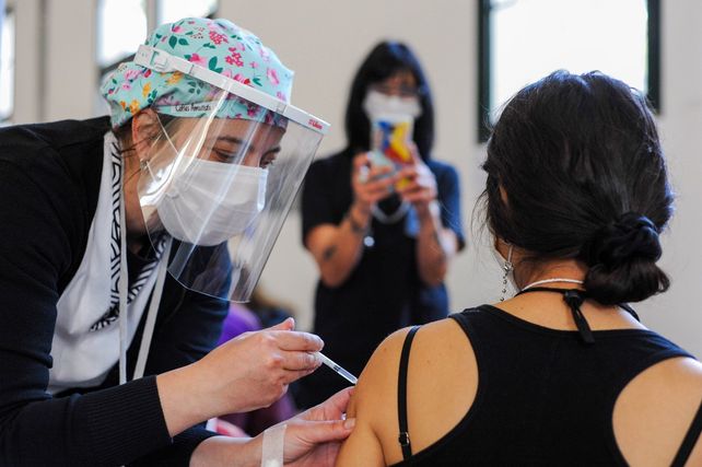 JÓVENES. En Rosario la vacunación convoca a personas de la franja de los 30 años.