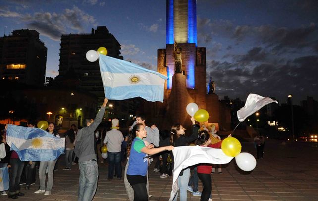Fieles católicos se reunieron en el Monumento a la Bandera al caer la tarde.