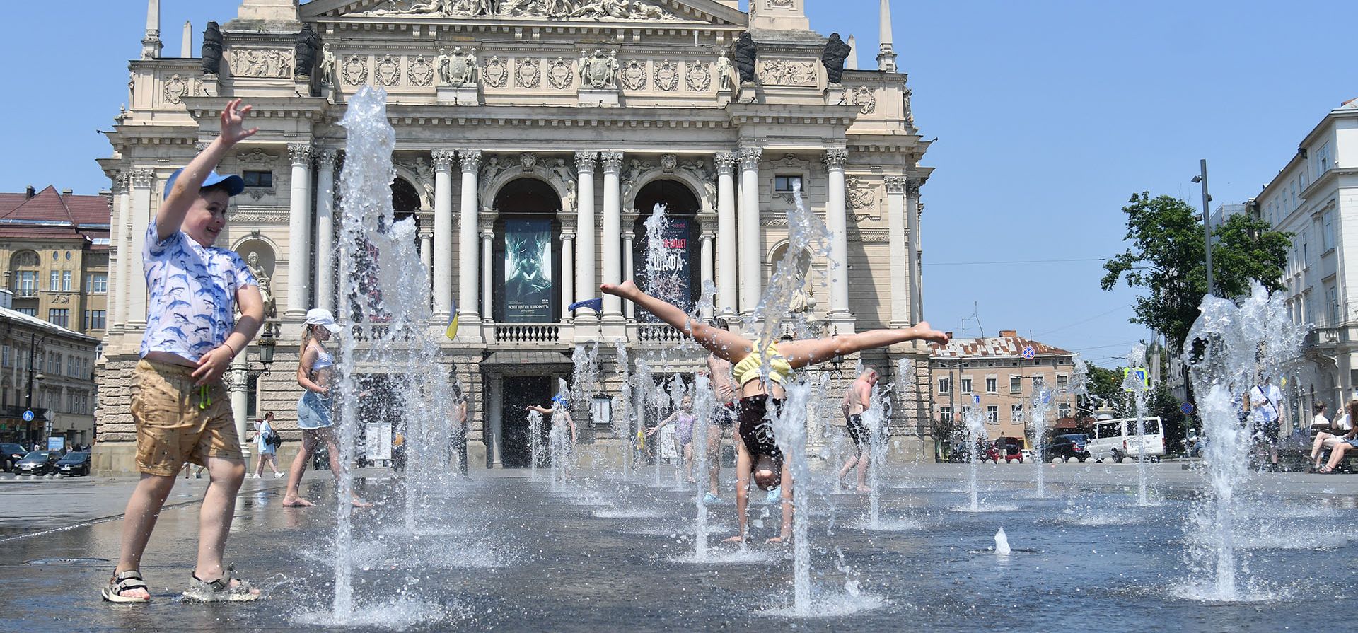 Niños juegan en una fuente en el centro de Lviv, Ucrania, el martes 30 de junio de 2026. (Foto AP/Mykola Tys) Niños juegan en una fuente en el centro de Lviv, Ucrania, el martes 30 de junio de 2026. (Foto AP/Mykola Tys)
