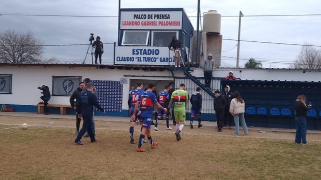 Los jugadores de Central Córdoba se fueron con la cabeza gacha del estadio Claudio Turco García de Venado Tuerto. Afuera de la Copa Santa Fe.