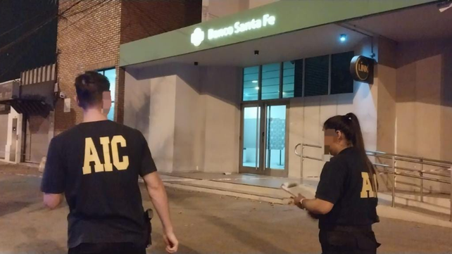 Personal policial trabaja en el Banco de Santa Fe de Villa Gobernador Gálvez baleado este martes a la madrugada.&nbsp;