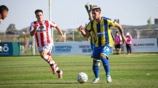 Joaquín Ferraris se juega la personal ante la doble marca de Instituto. Central se trajo un punto desde Córdoba.