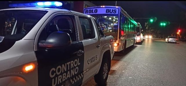 Los colectivos en infracción llevaban 166 adolescentes sentados y otros 144 viajaban parados. 