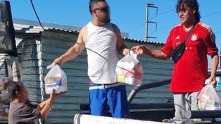 Ariel Máximo Viejo Cantero repartiendo alimentos en Vía Honda.&nbsp;